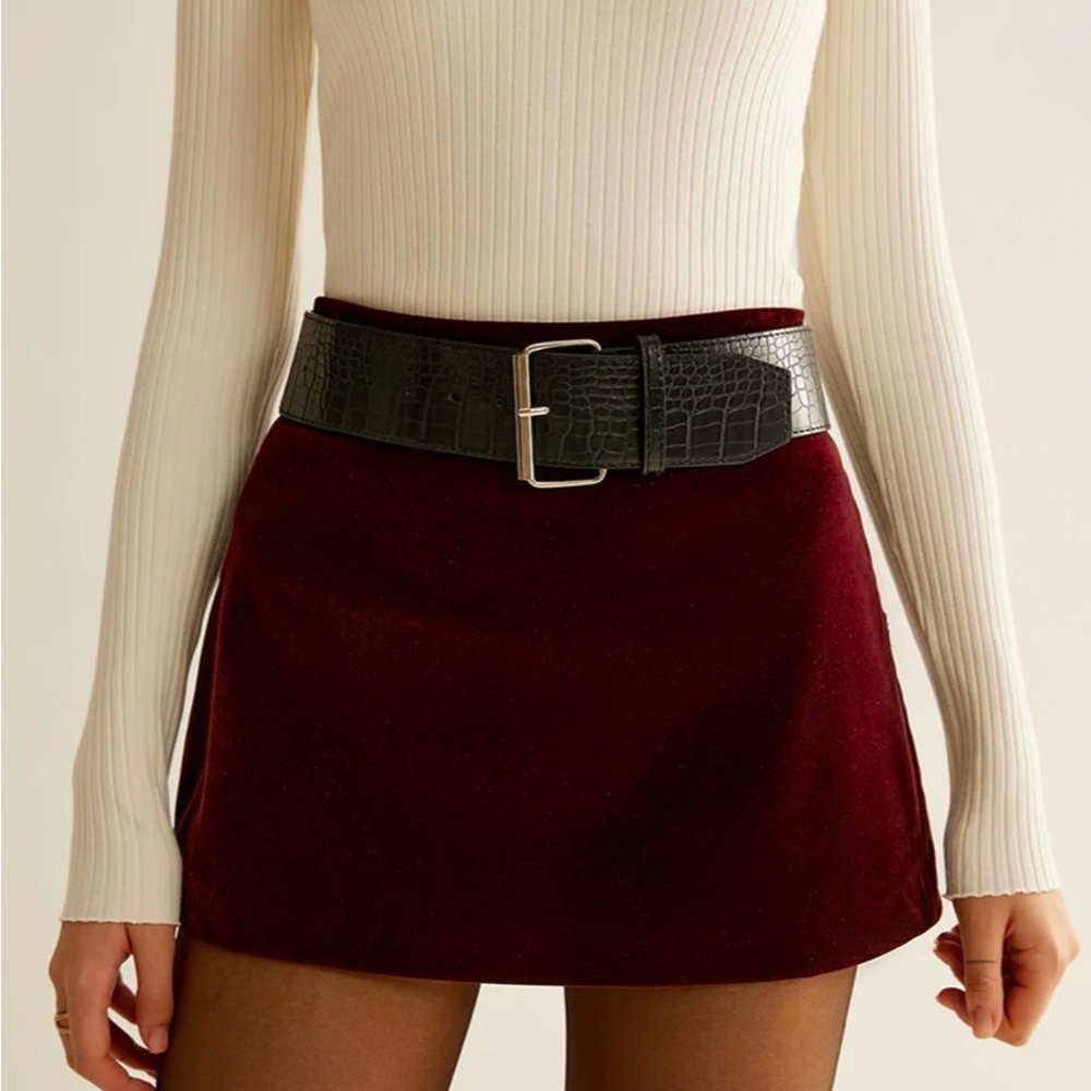 Chic Ribbed White Top with Burgundy Skirt and Black Belt